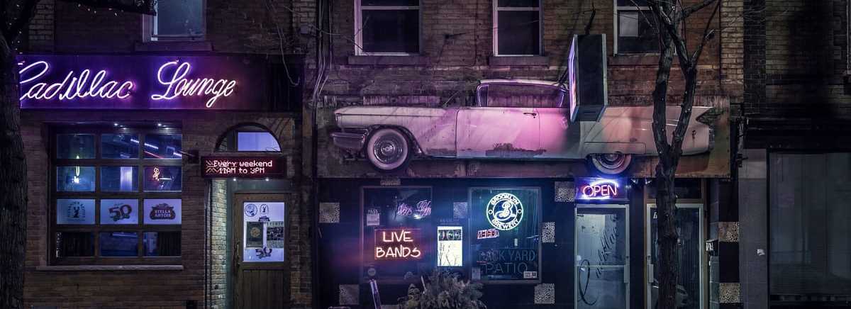 the outside of a restaurant at night